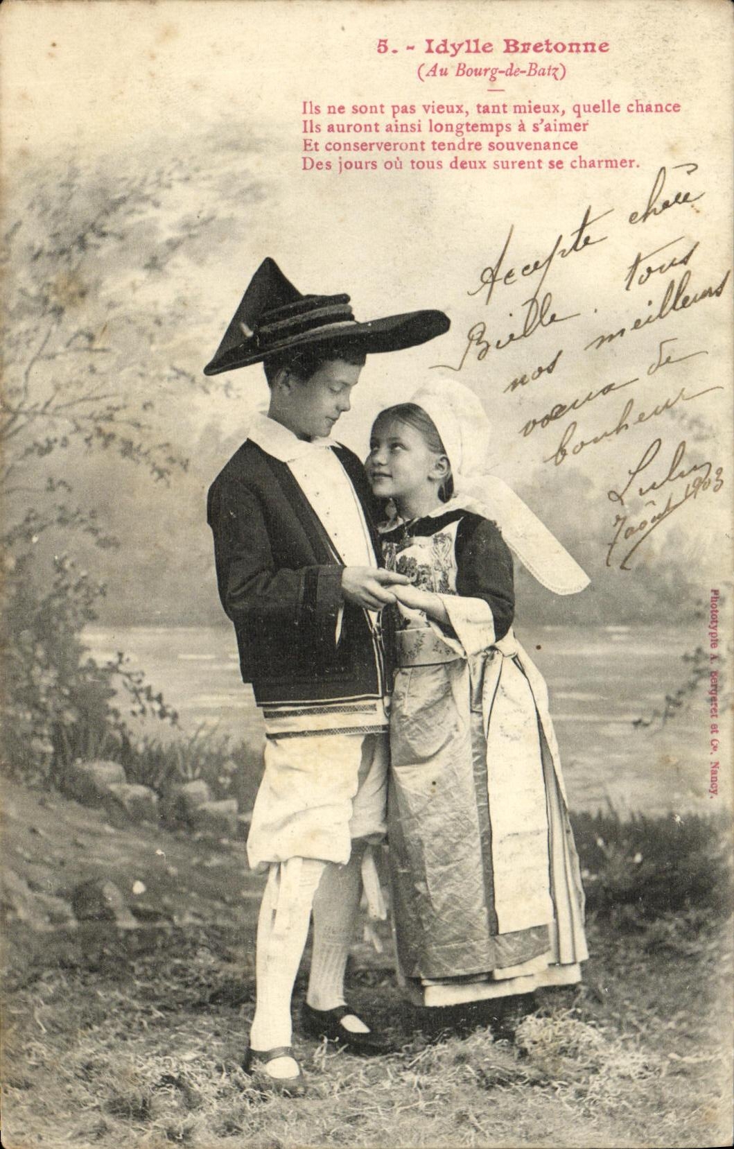 CPA Idylle Bretonne au Bourg de Batz Enfants Folklore 