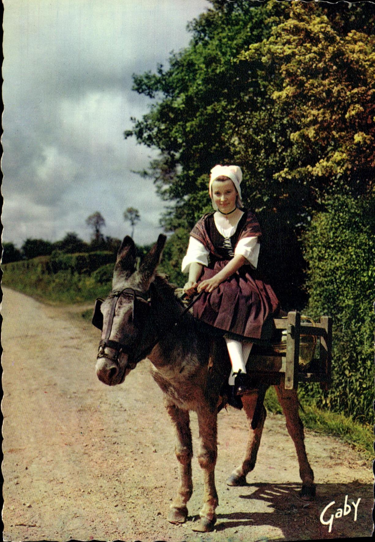 CPM Normandie Pittoresque En route pour traire Vache Folklore