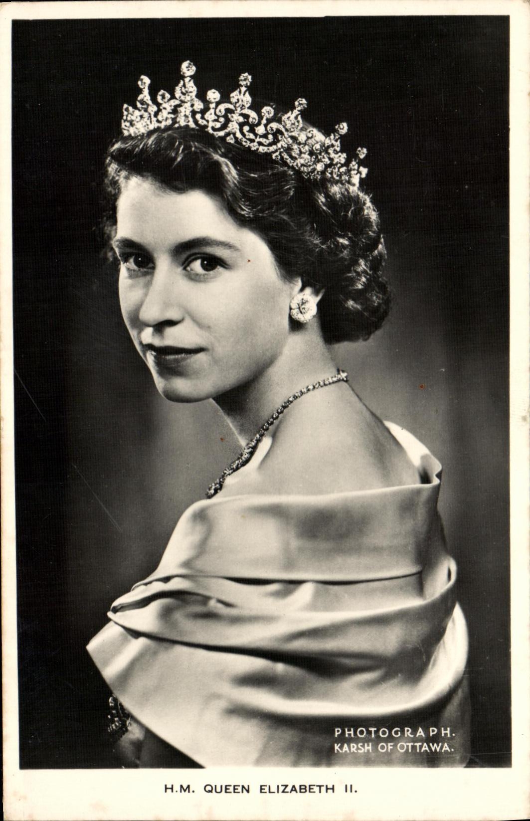 H.M. Queen Elizabeth II — portrait en noir et blanc — photographie de Karsh d'Ottawa
