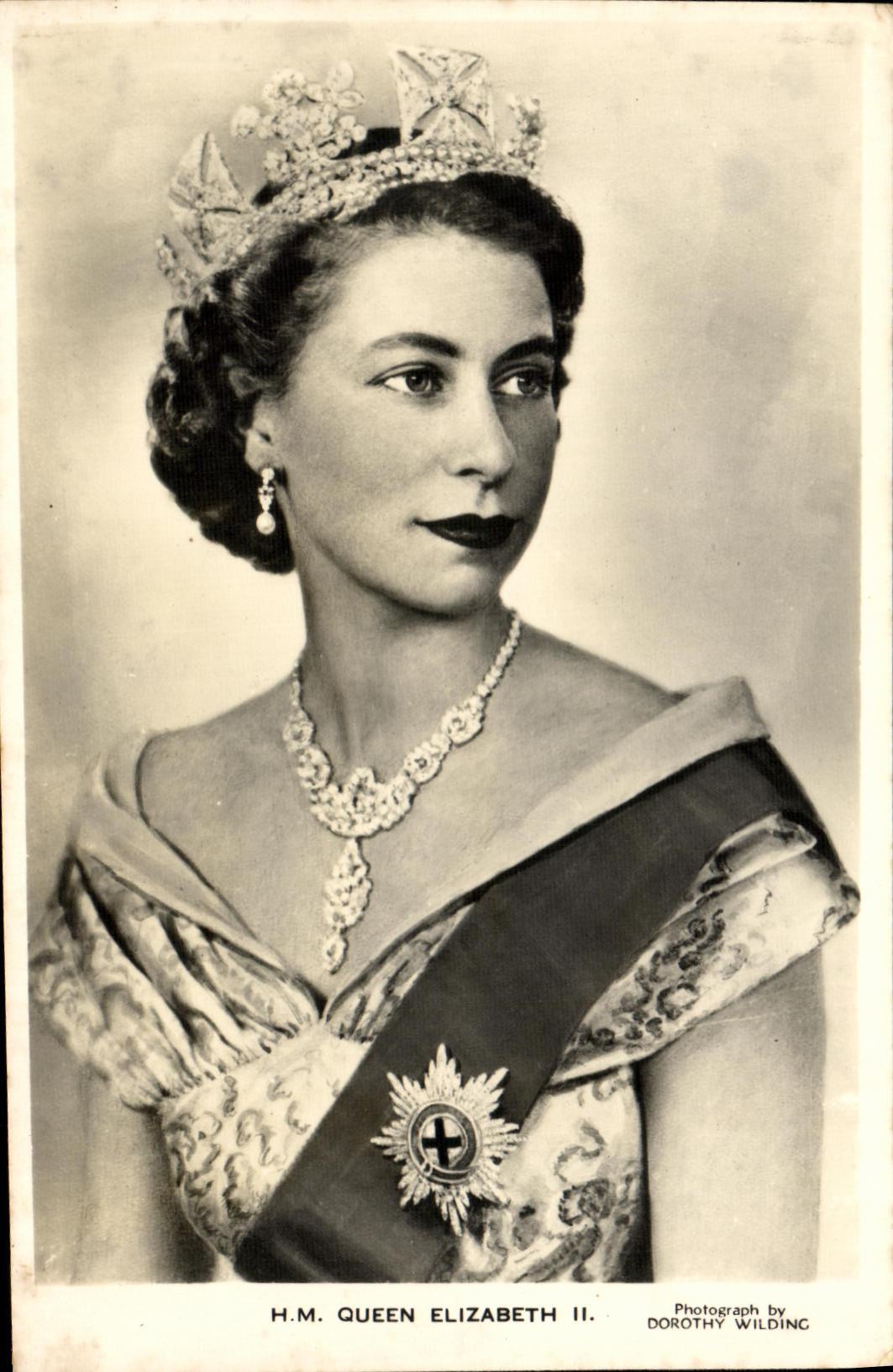 Queen Elizabeth II — en tenue de couronne et écharpe de l'Ordre de la Jarretière — photographie de Dorothy Wilding