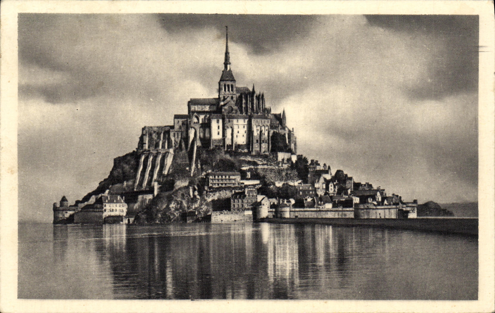 Mont Saint-Michel — Vue générale, face Sud, à marée haute — Serv. Commercial Monument Historiques, Gd Palais, Paris