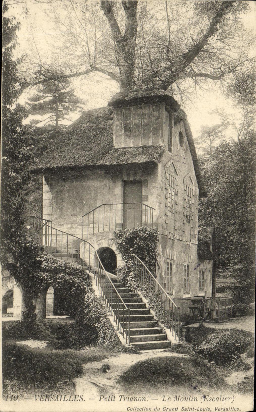 CPA Versailles Petit Trianon Le moulin Escalier 
