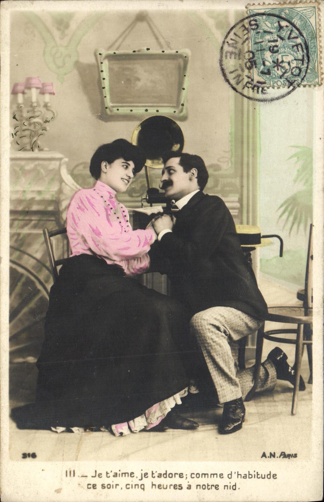 Couple amoureux — scène intime avec gramophone — A.N. Paris, n°316