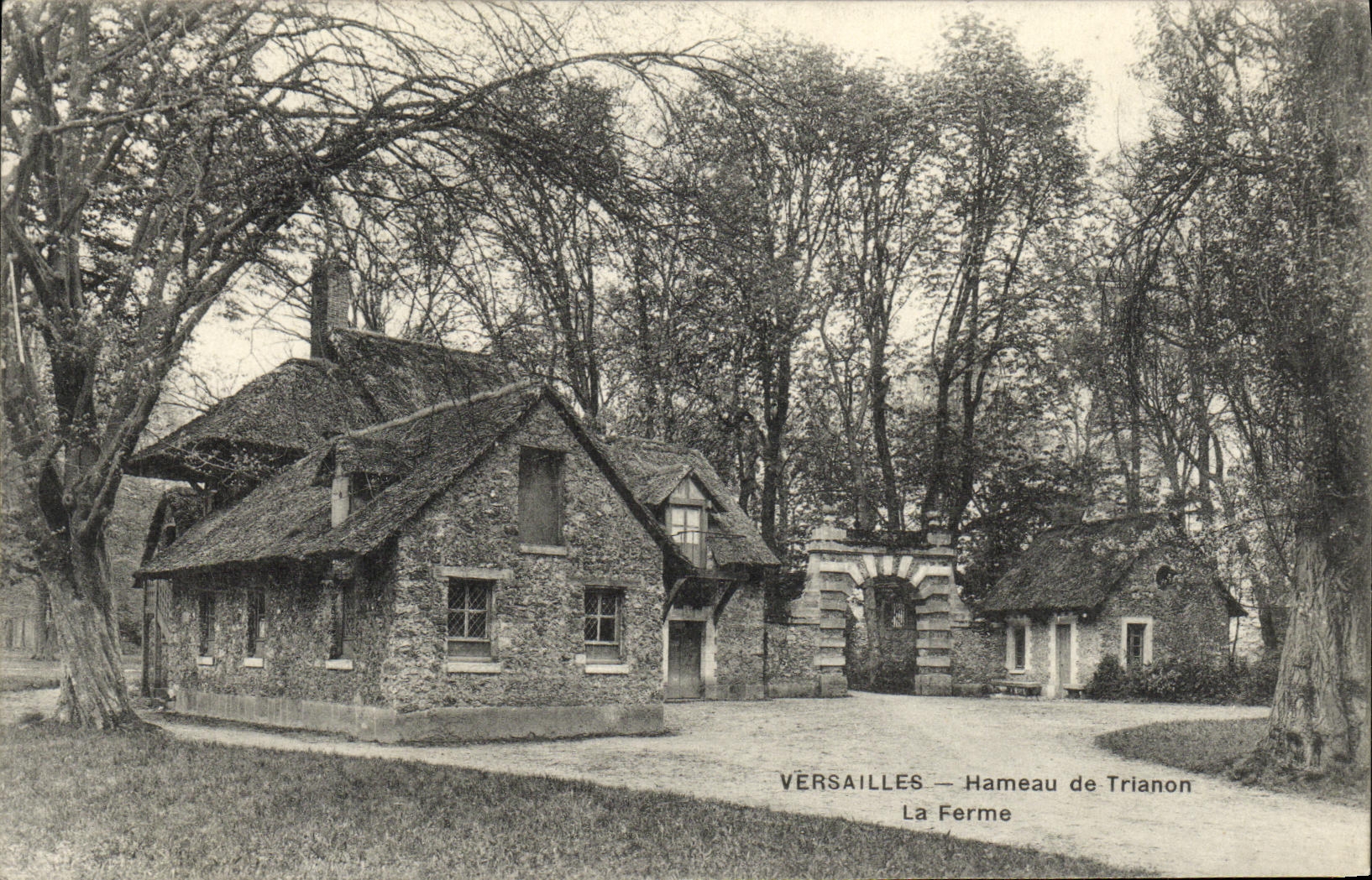 CPA Versailles Hameau de Trianon La Ferme