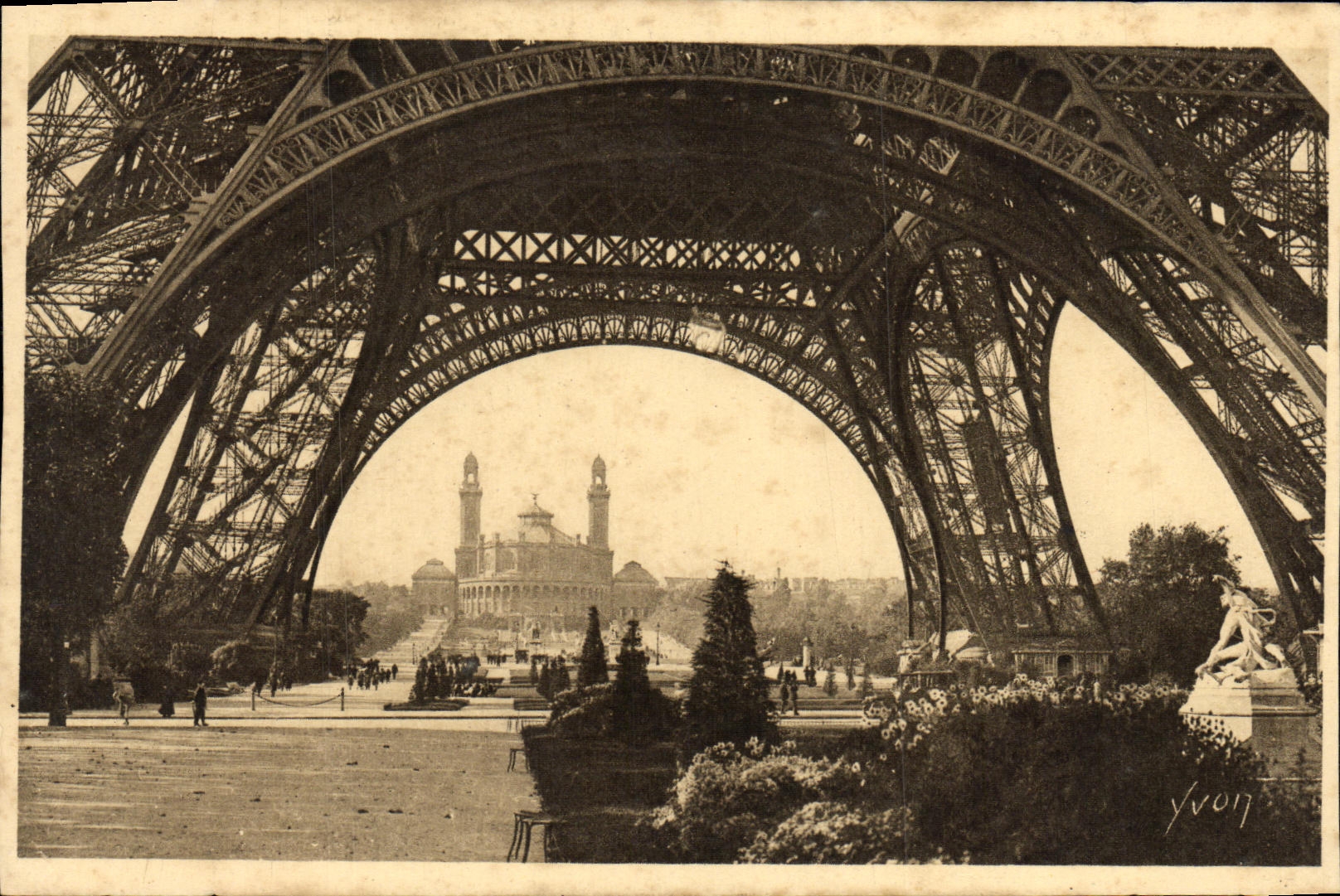 CPA Paris En Flanant Sours la Tour Eiffel