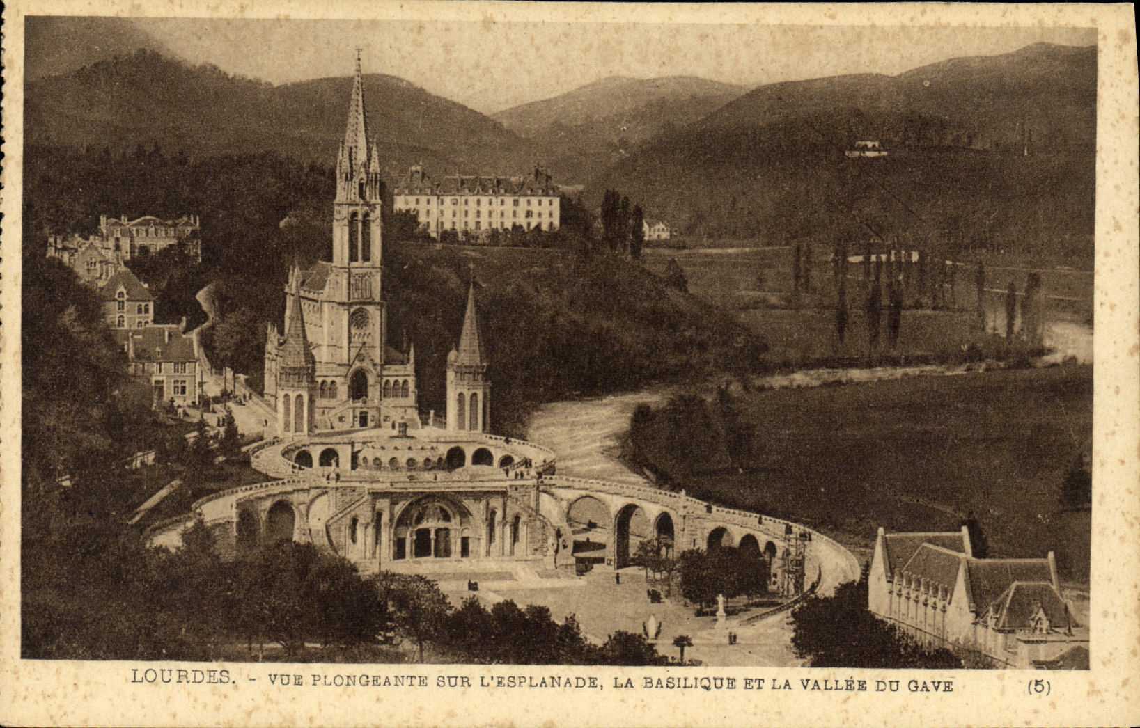 CPA Lourdes Vue Plongenate sur l Esplanade La Basilique et la Valle du Gave
