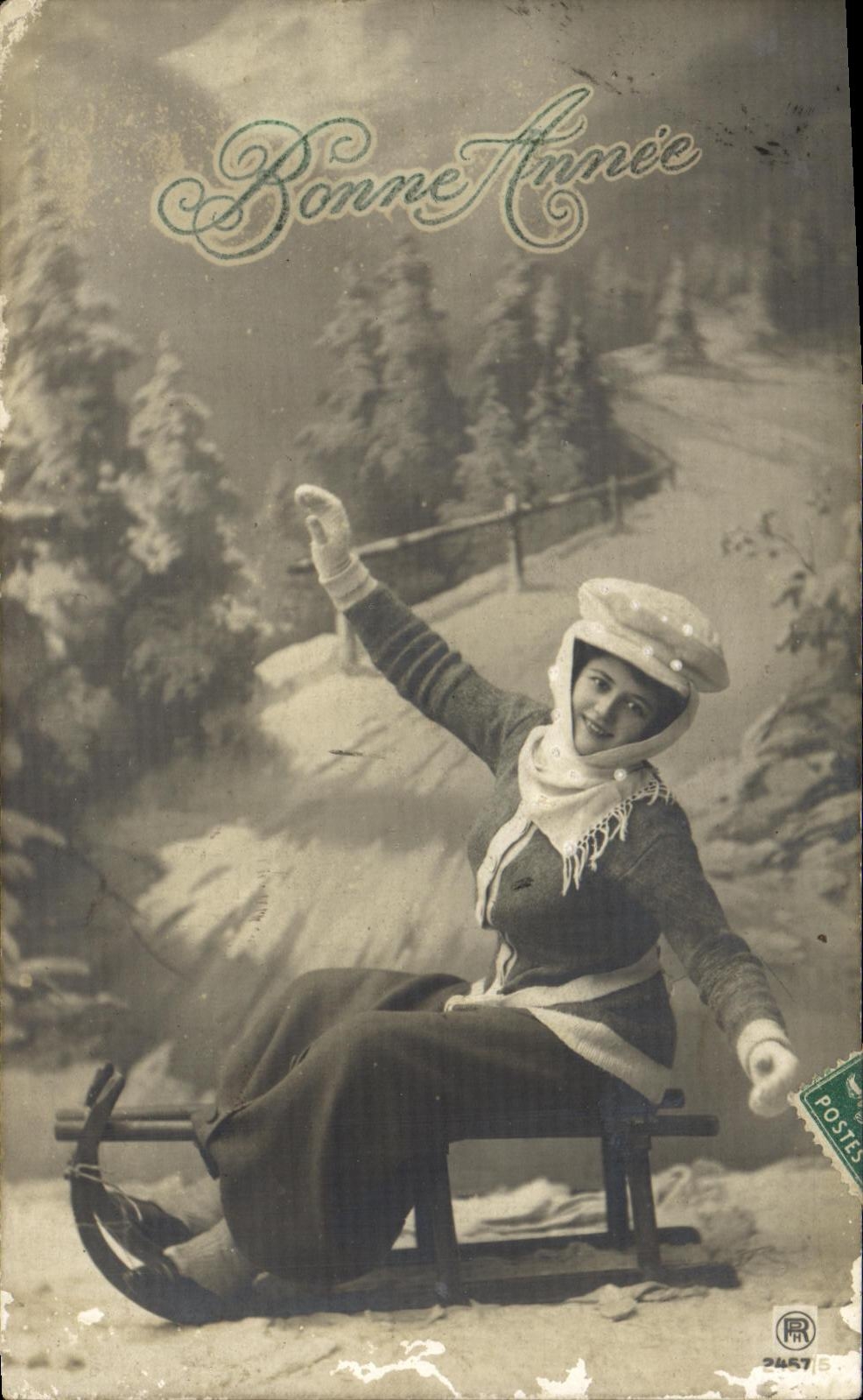 CPA fantaisie Femme Bonne Annee Luge