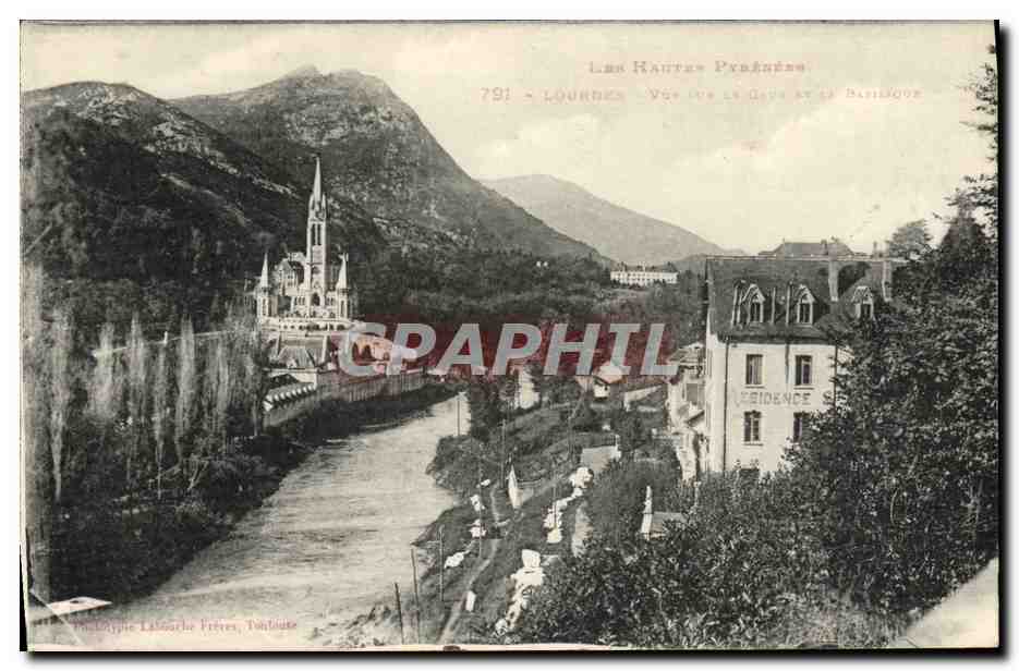 CPA Lourdes Vue sur le Gave et la basilique 