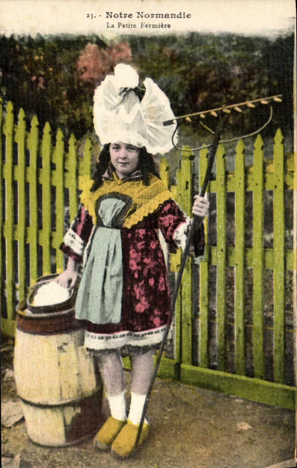 CPA Notre Normandie La Petite Fermiere Enfant