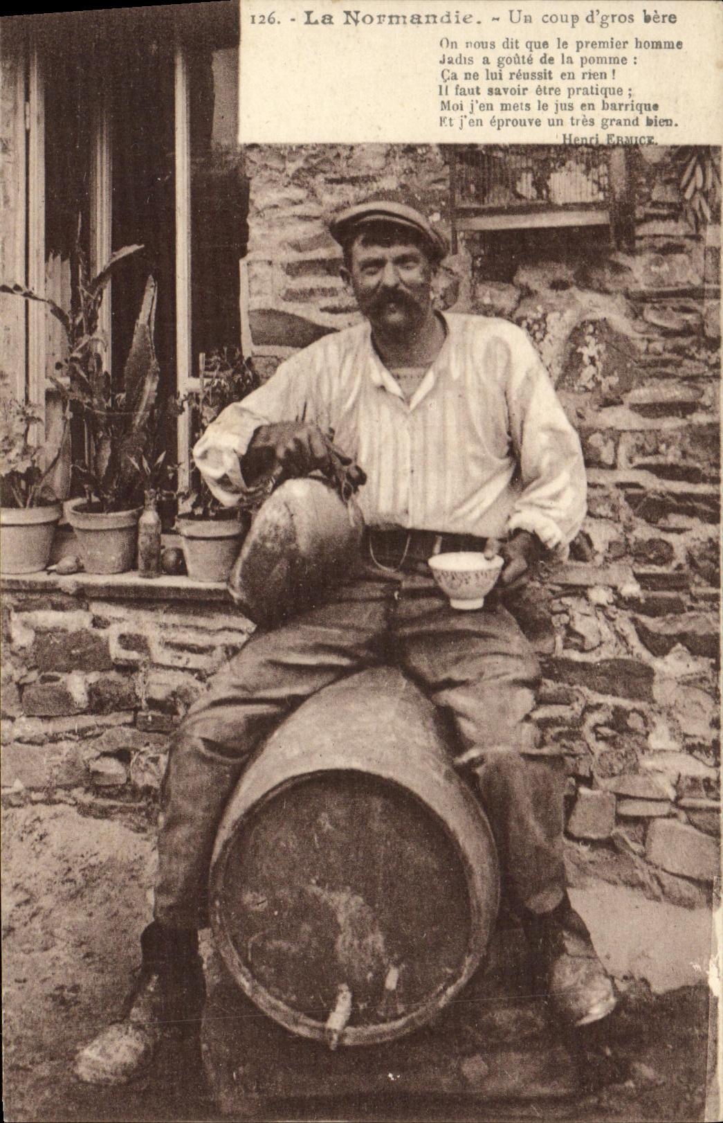 CPA La Normandie Un coup d gros bere Folklore Costume