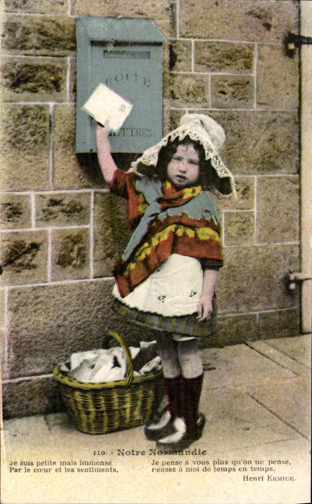 CPA Notre Normandie Enfant Boite aux lettres Folklore