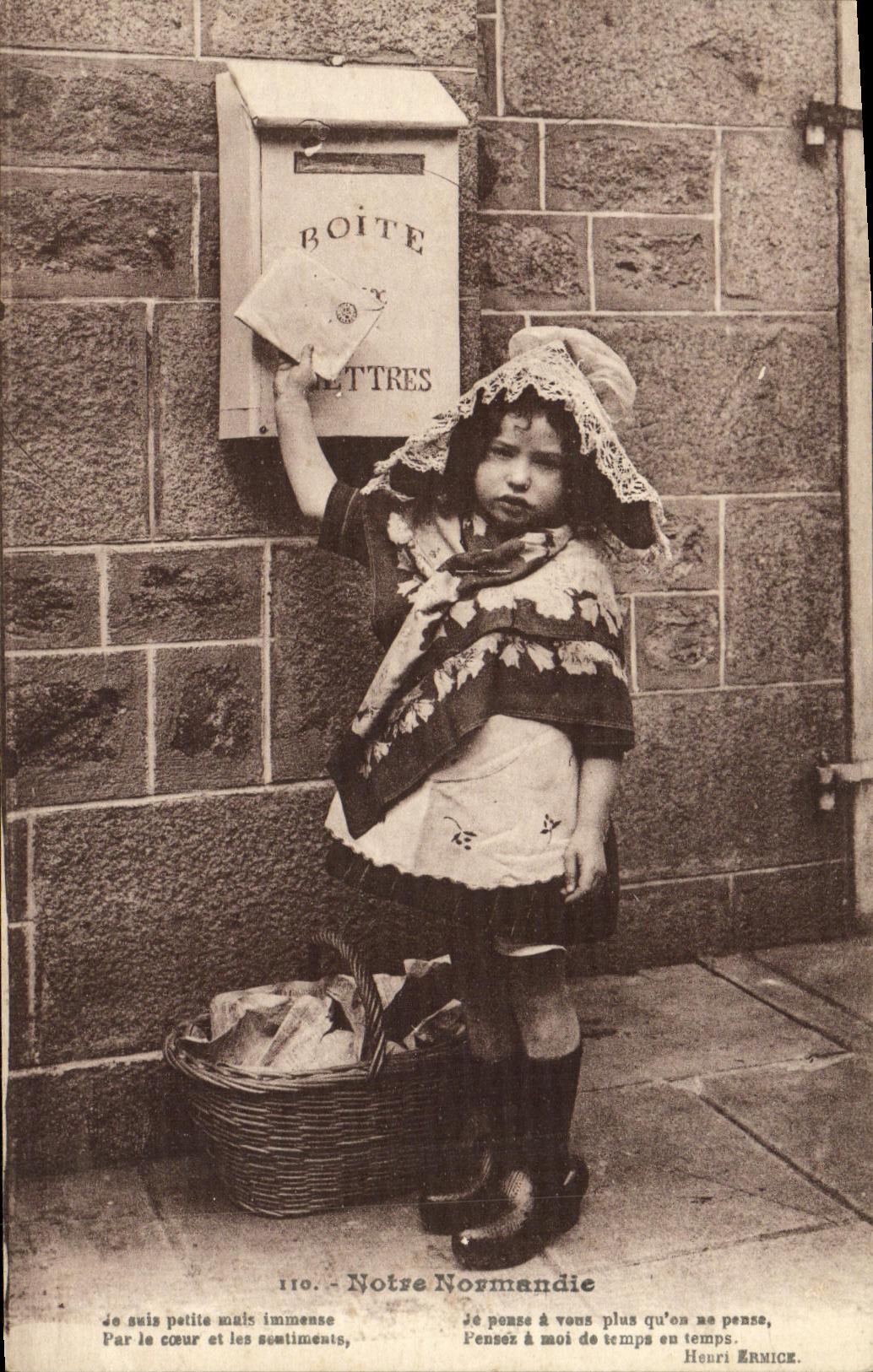CPA Notre Normandie Enfant Boite aux Lettres Folklore