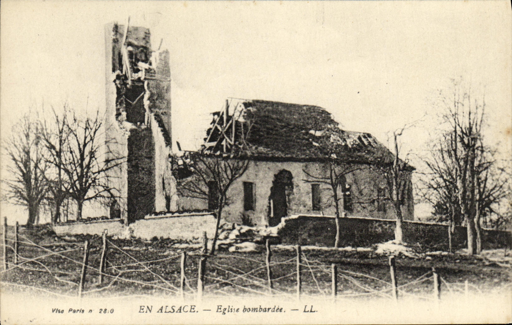 CPA En Alsace Eglise bombardee Militaria