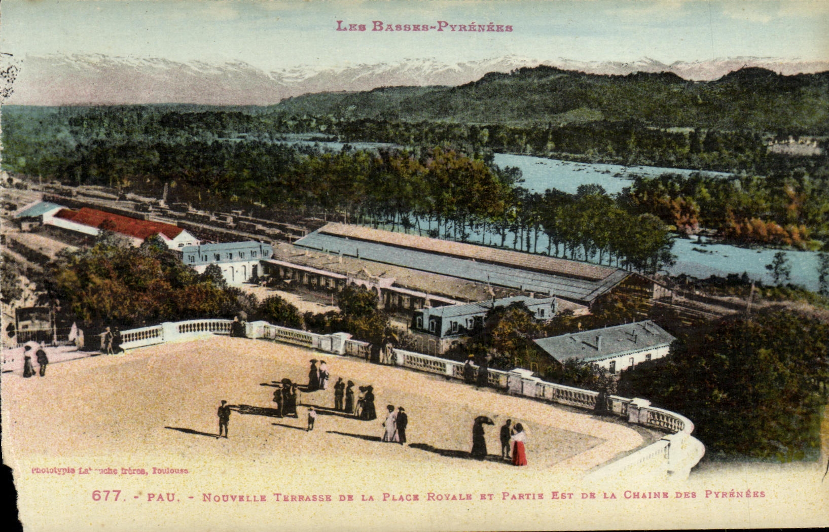 Pau — Nouvelle Terrasse de la Place Royale et partie Est de la Chaîne des Pyrénées — phototypie Lauche Frères, Toulouse, n°677