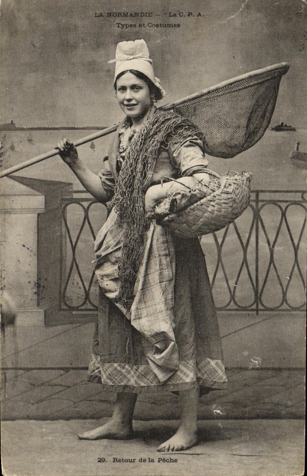 CPA La Normandie Types et Costumes Retour de la peche 