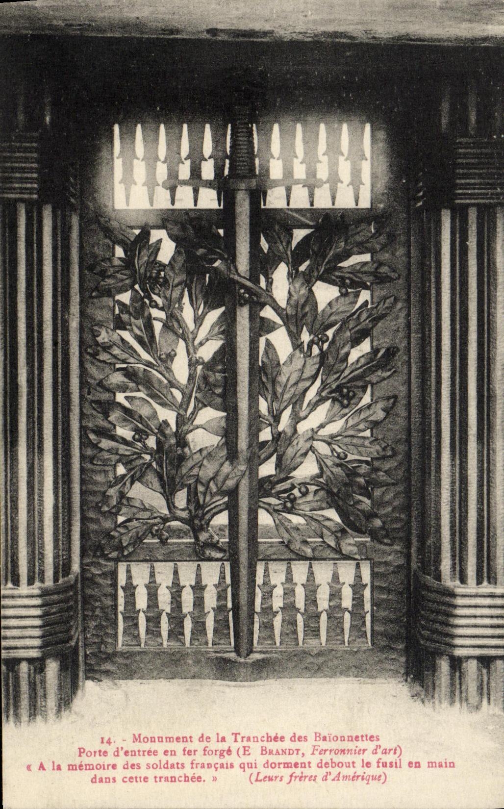 CPA Monument de la Tranchee des Baionnettes Porte d entree en fer forge Militaria