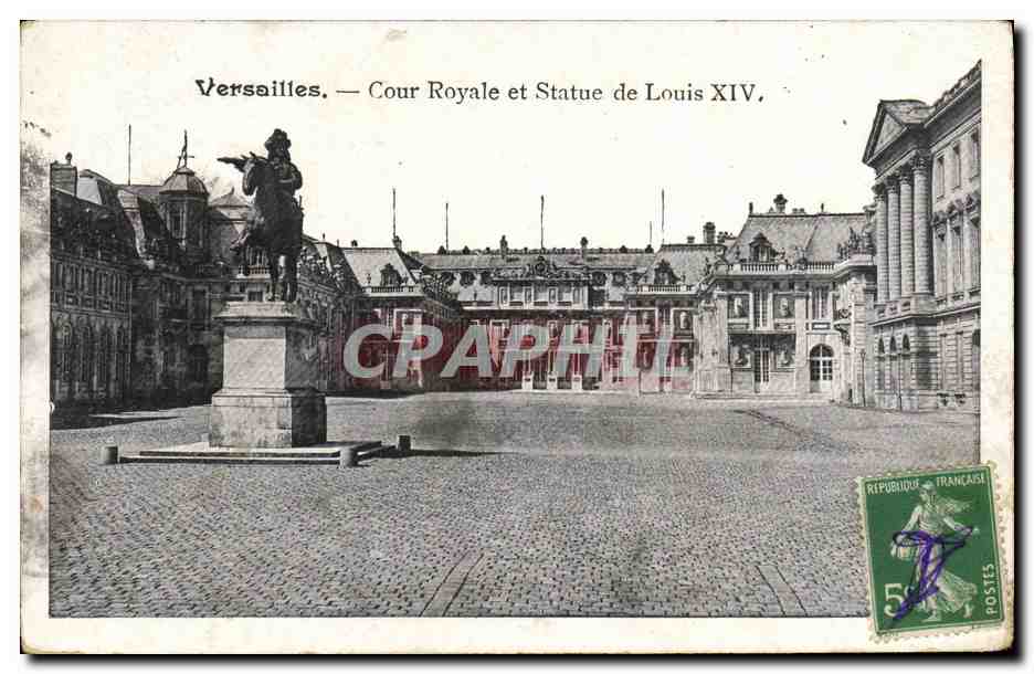 CPA Versailles Cour Royale et Statue de Louis XIV