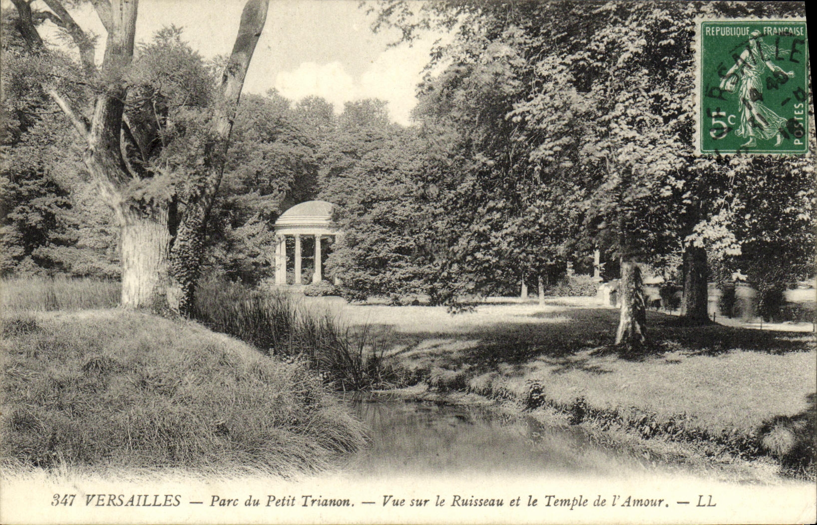 CPA Versailles Parc du Petit Trianon Vue sur le ruisseau et le temple de l amour