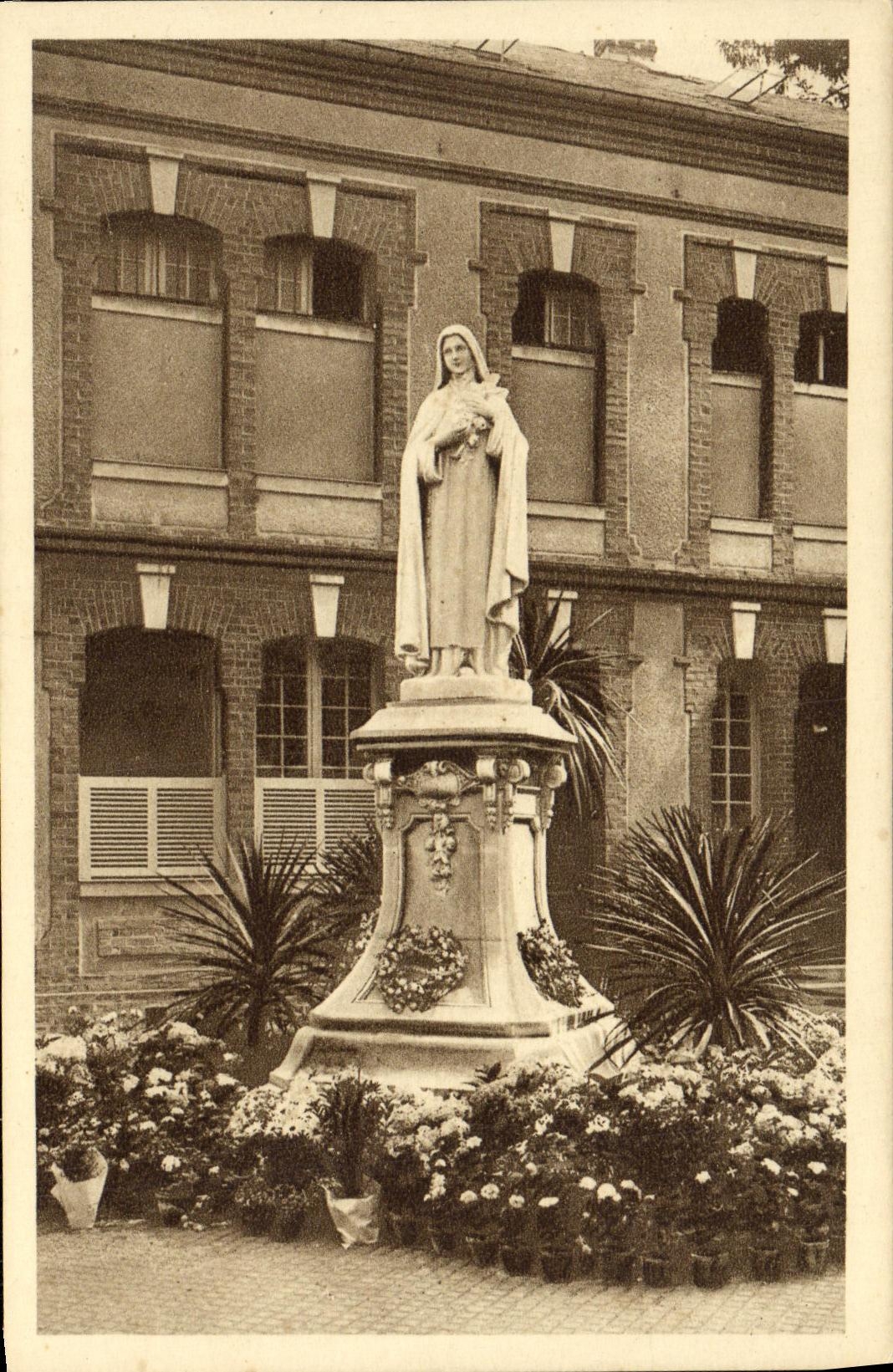Statue de Sainte Thérèse de l'Enfant-Jésus — Carmel de Lisieux — éditeur non visible