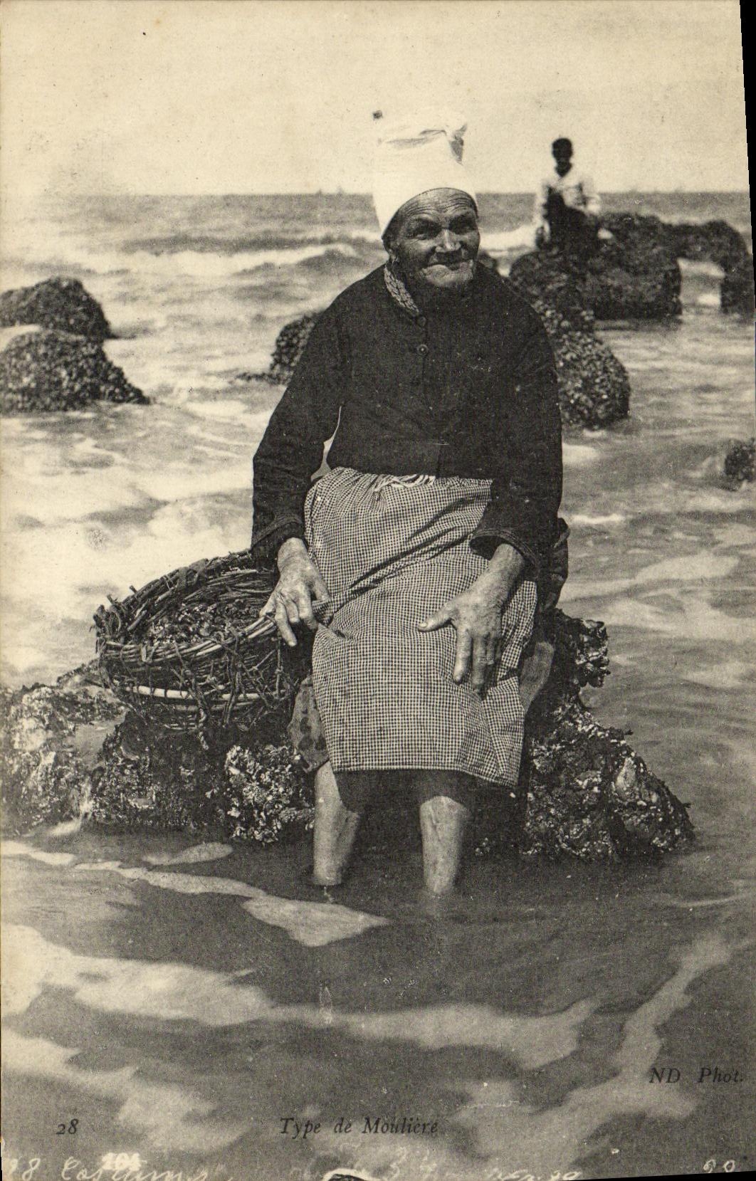Femme moulière au bord de la mer — Type de Moulière — ND Phot.