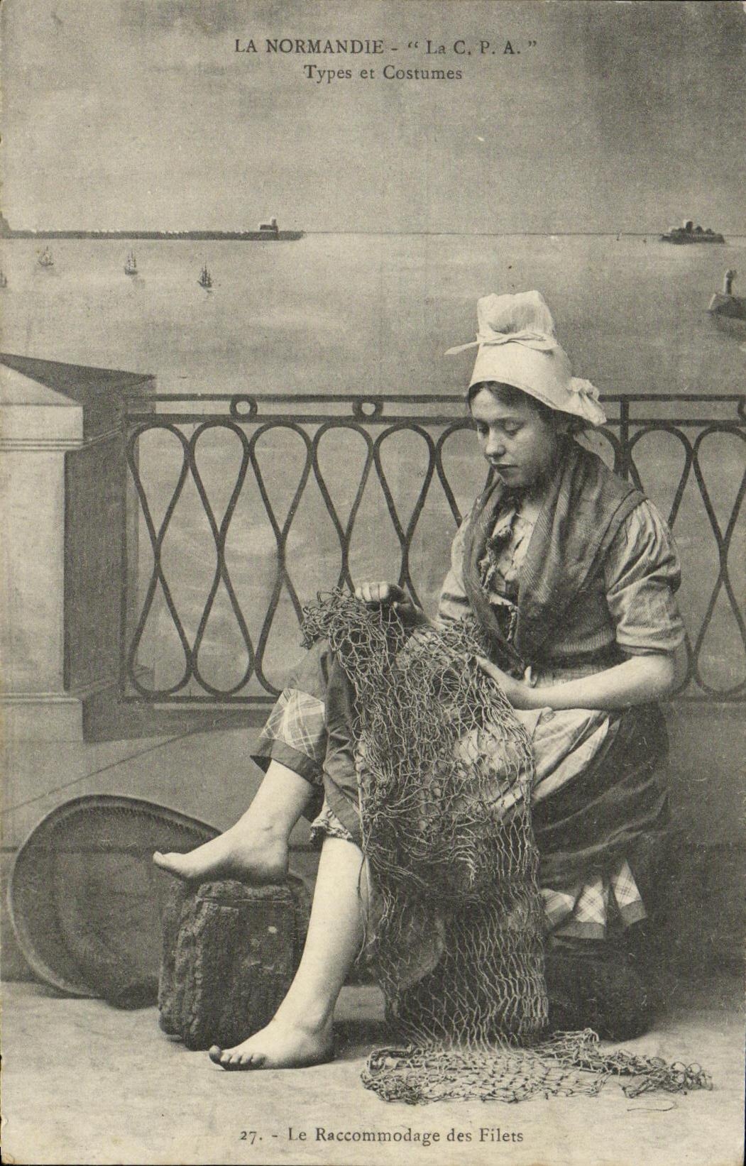 CPA La Normandie La C P A Types et Costumes Peche Le racomodage des filets 