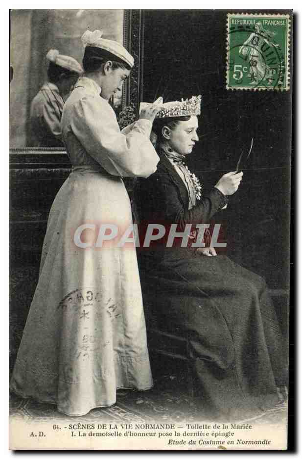 CPA Scenes de la Vie Normande Toilette de la mariee La demoiselle d honneur pose la derniere epingle 