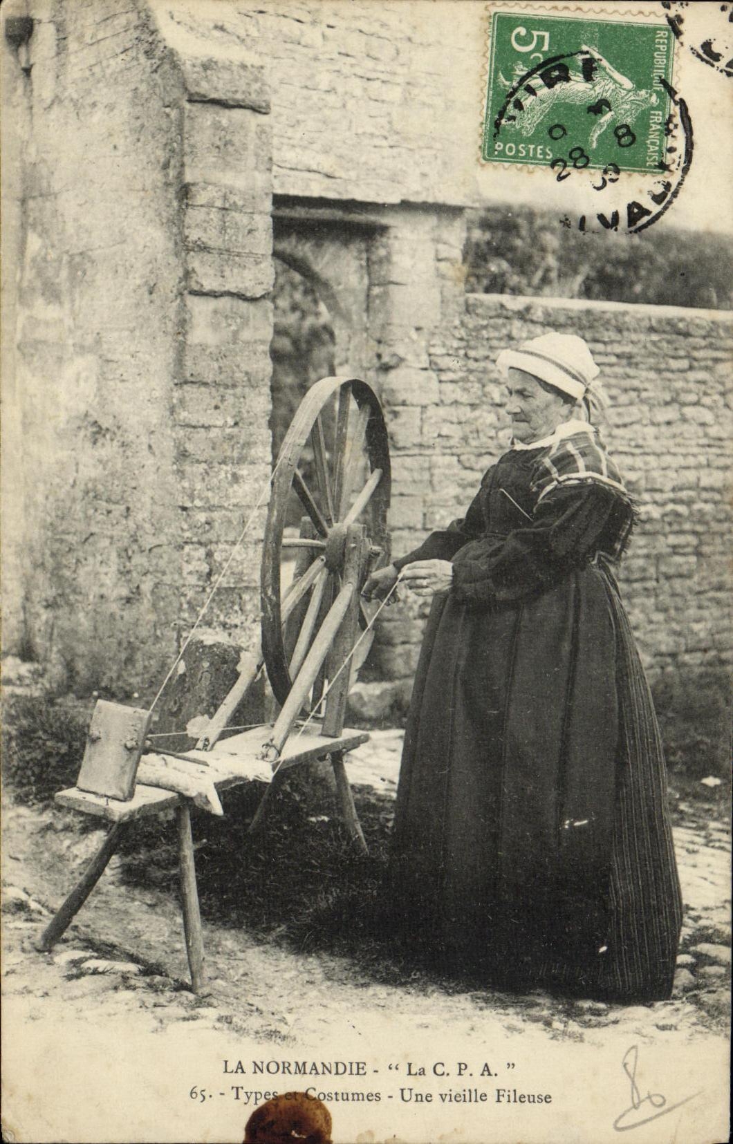CPA La Normandie La C P A Types et Costumes Une vieille Fileuse