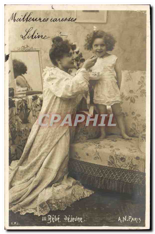 CPA Fantaisie Femme Un bebe dejaune 