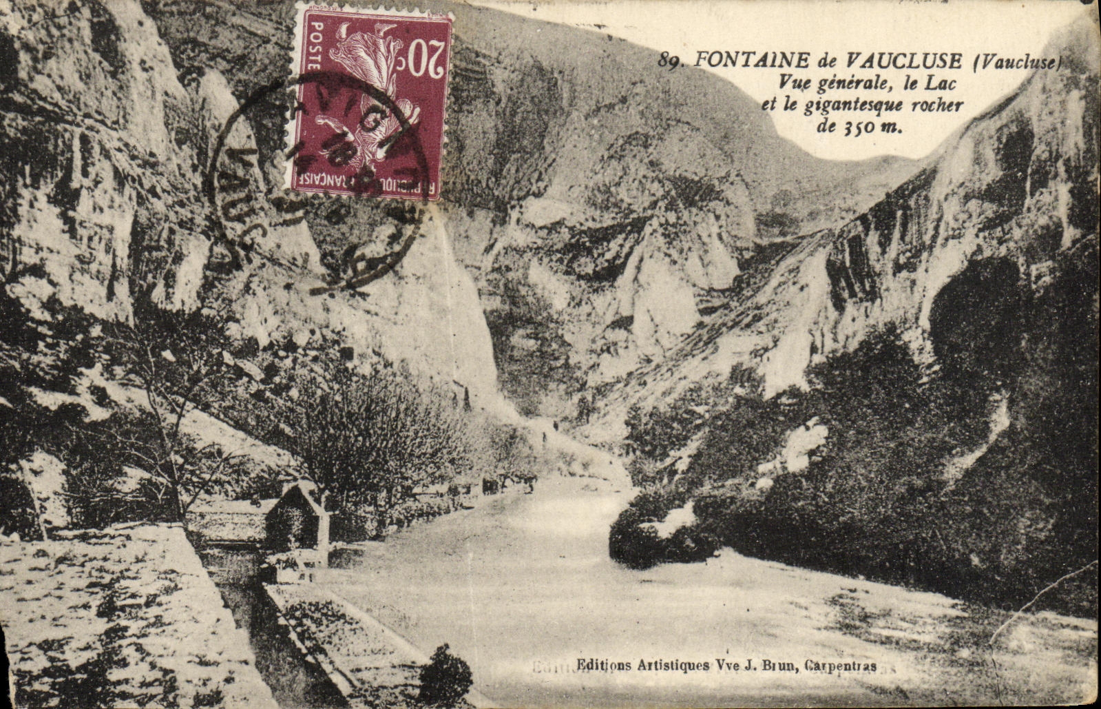 Fontaine de Vaucluse — Allgemeiner Blick, das See und der 350 m große Felsen — Künstlerische Editionen Vve J. Brun, Carpentras