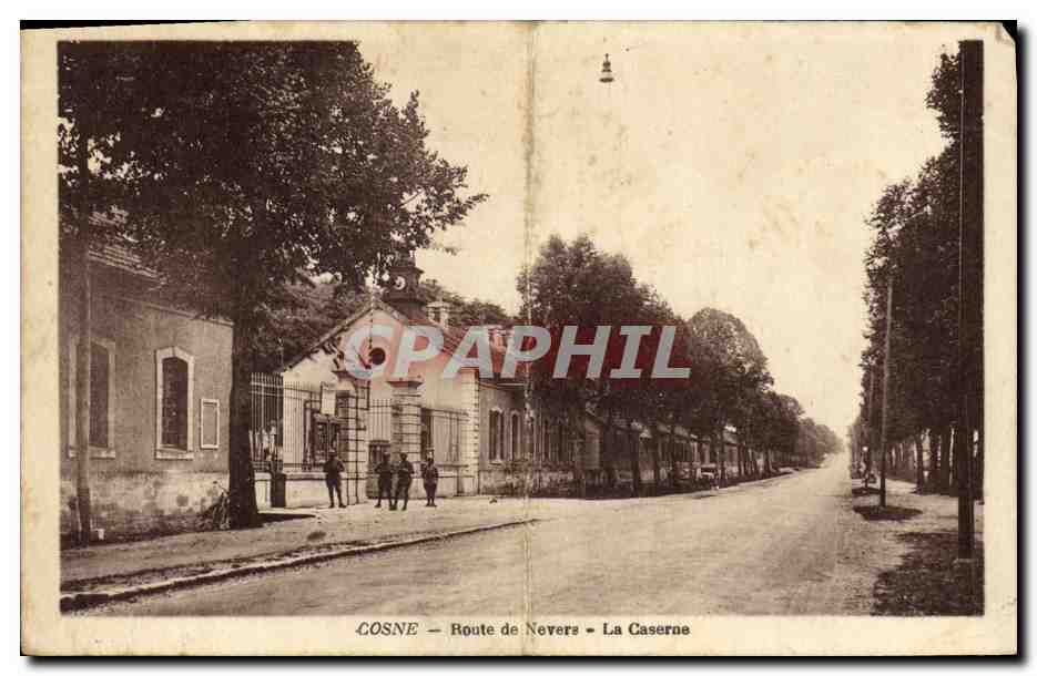 CPA Cosne Route de Nevers La Caserne Militaria