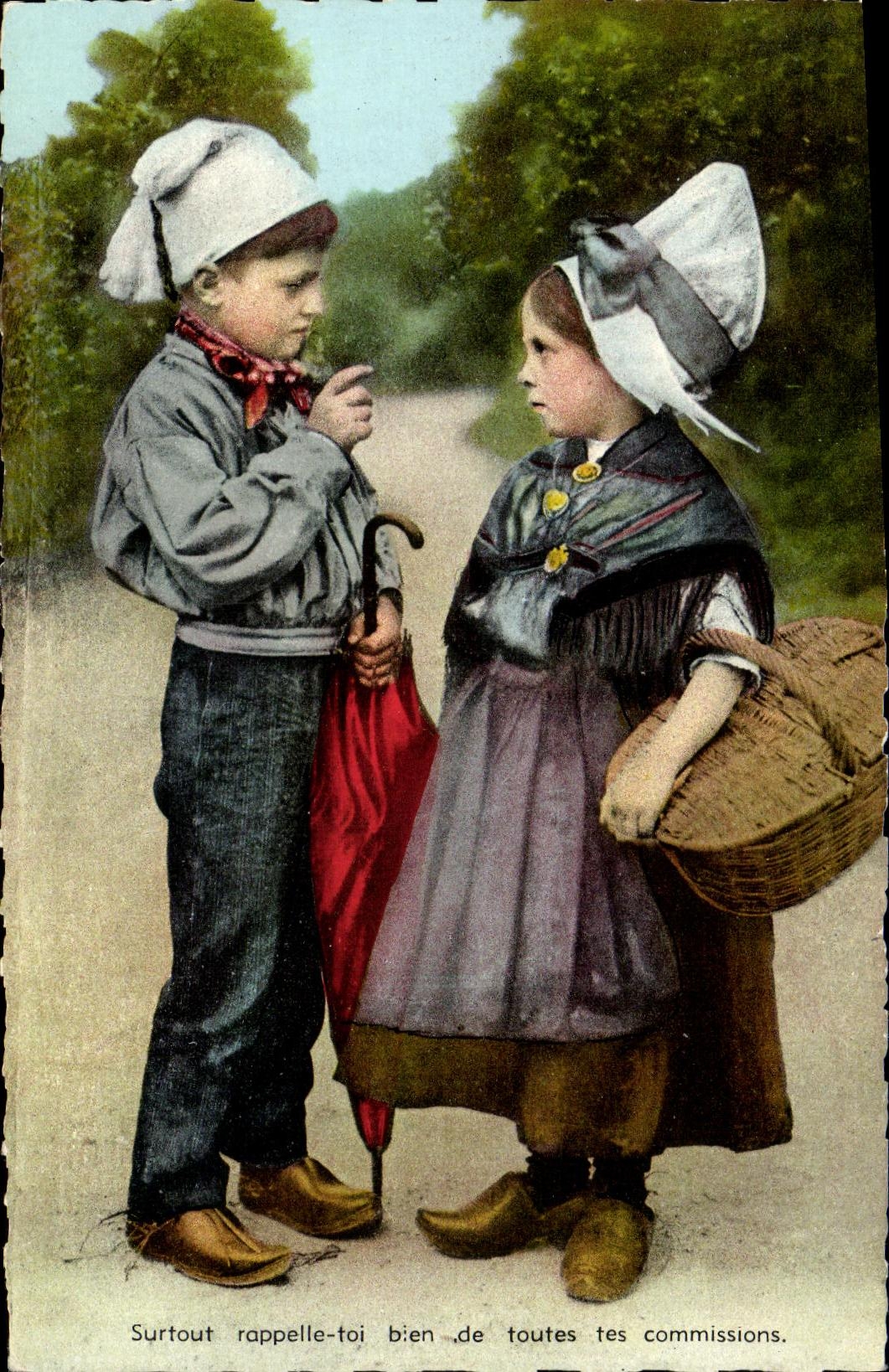 CPA Surtout rappelle toi bien de toutes tes commisssions Enfants Folklore