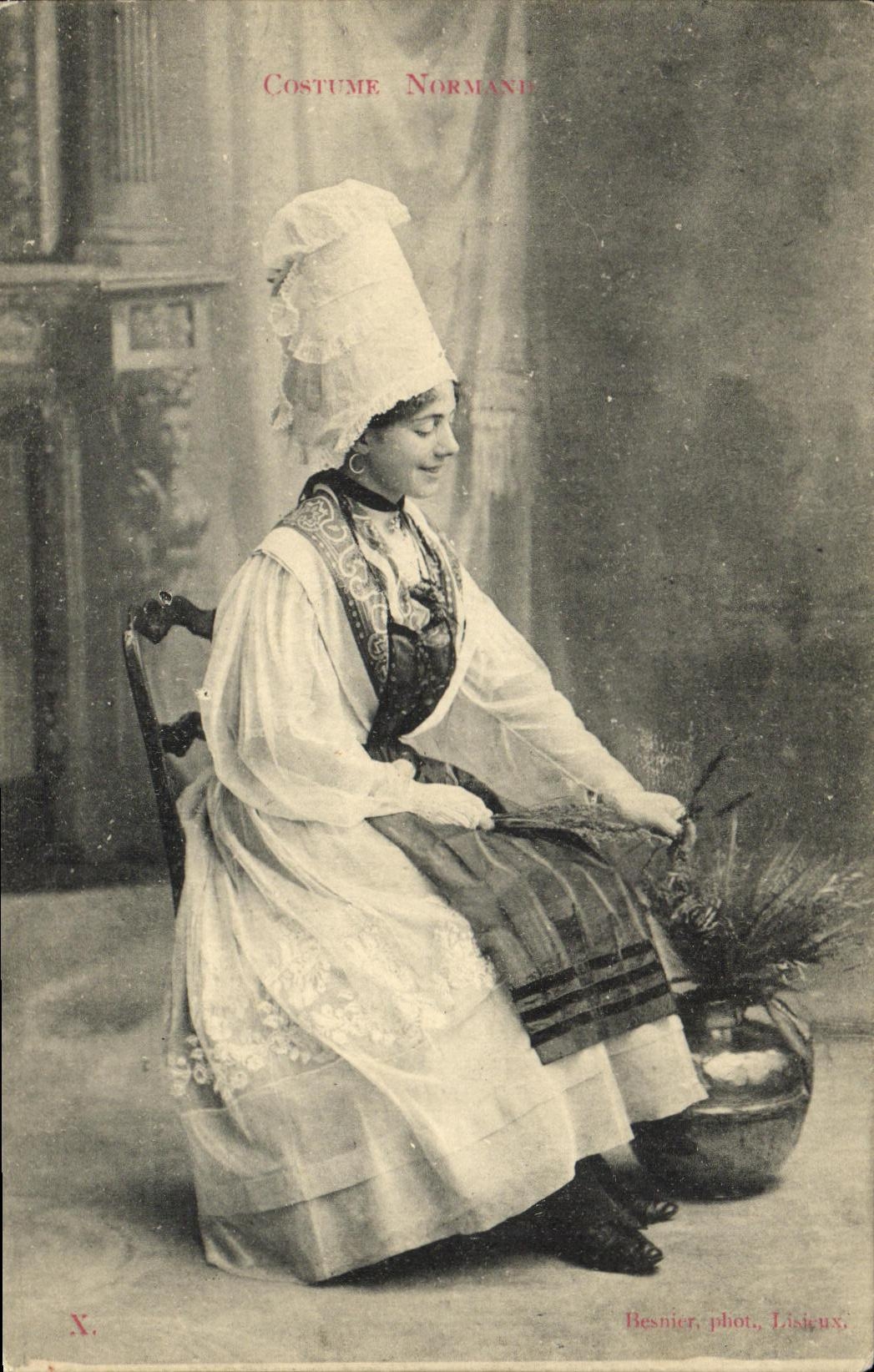 CPA Costume Normande Folklore