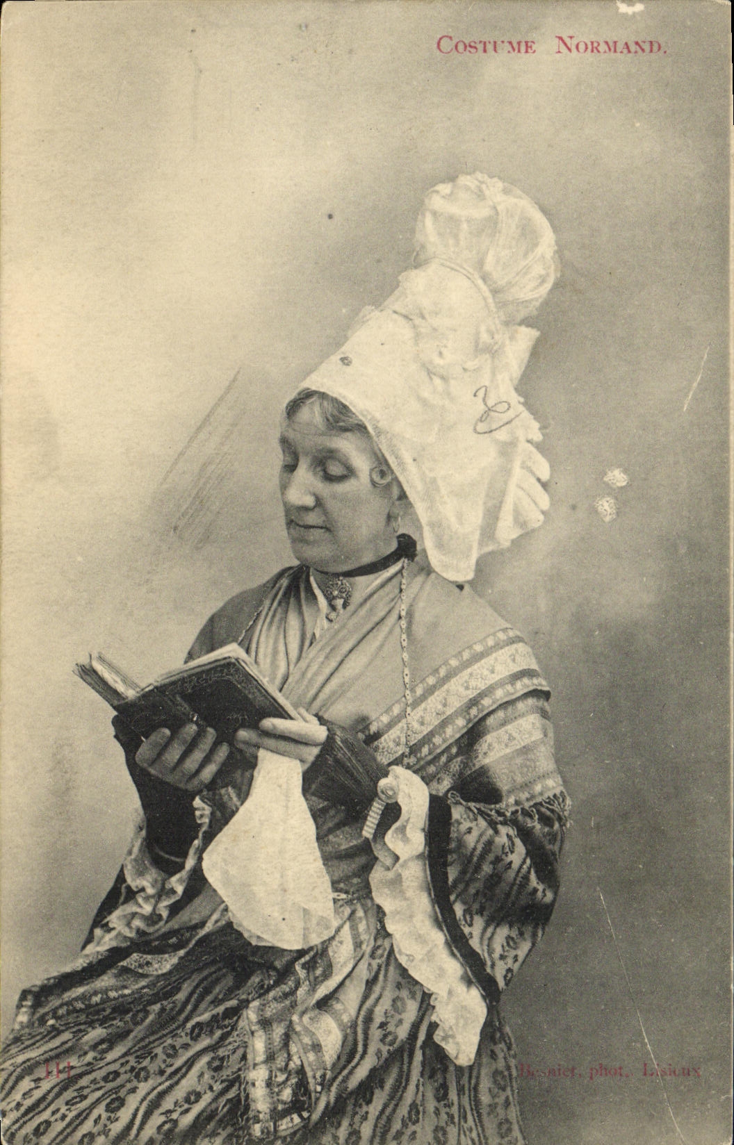 Femme en costume normand — lecture — phot. Brouniet, Lésicux