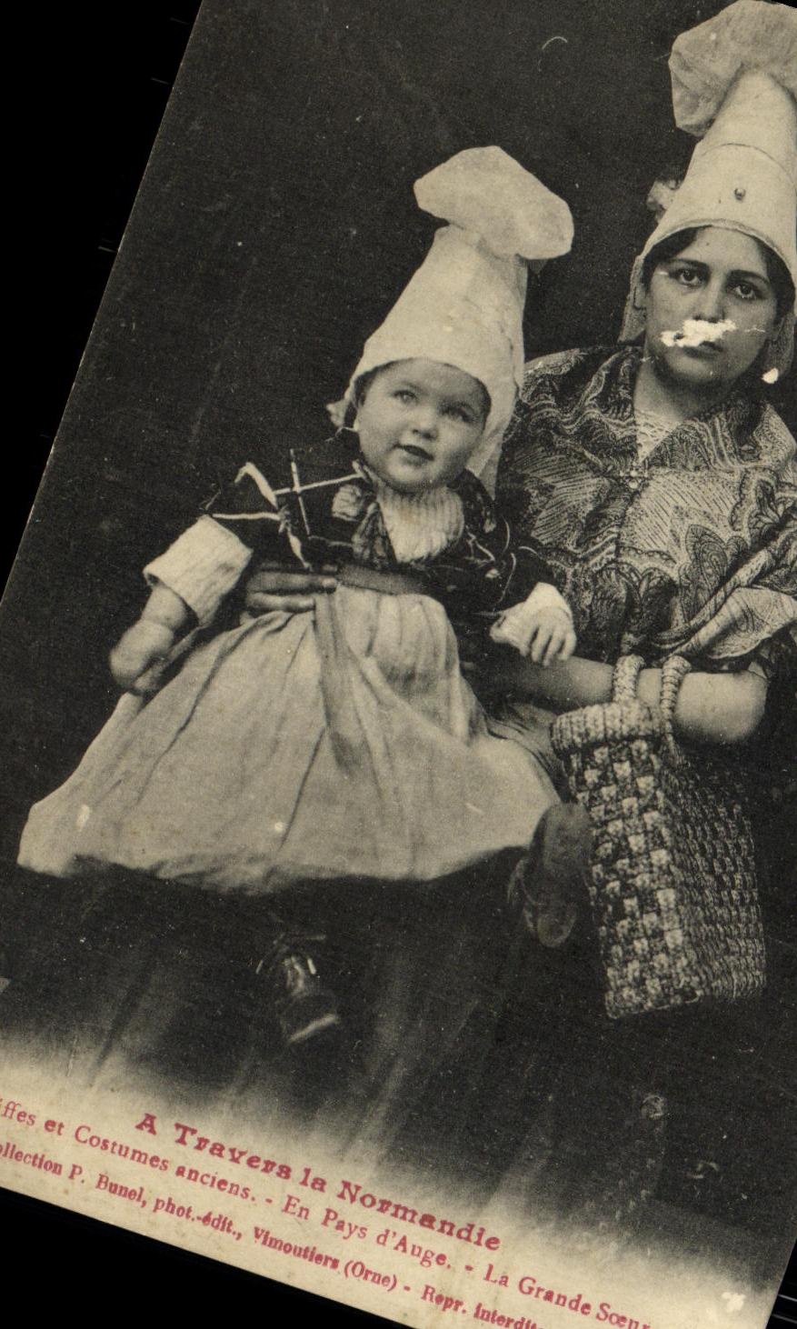 CPA A Travers la Normandie Folklore Femme et enfant
