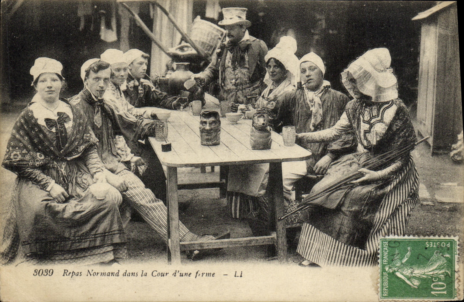 CPA Repas Normand dans la cour d une ferme Folklore