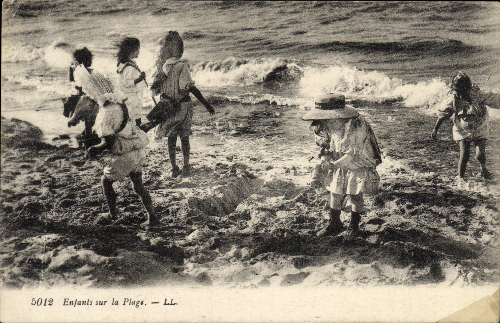 CPA Enfants sur la Plage