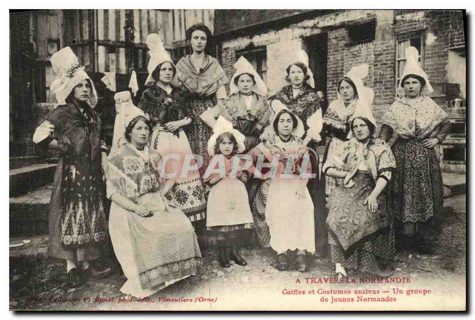 CPA Coiffes et Costumes anciens Un groupe de jeunes Normandes Folklore 