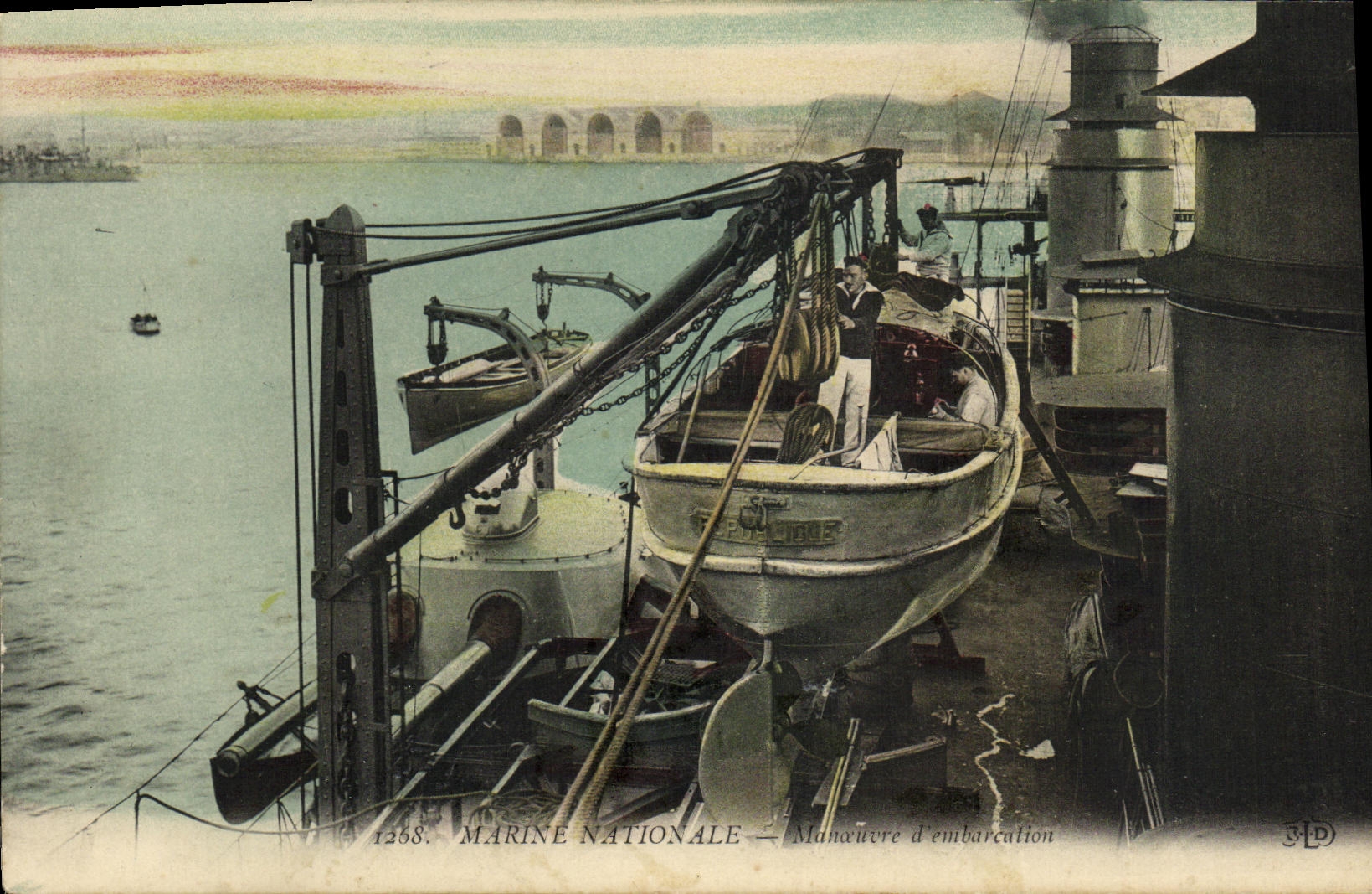 CPA Marine Nationale Manoeuvre d mebarcation Bateau 