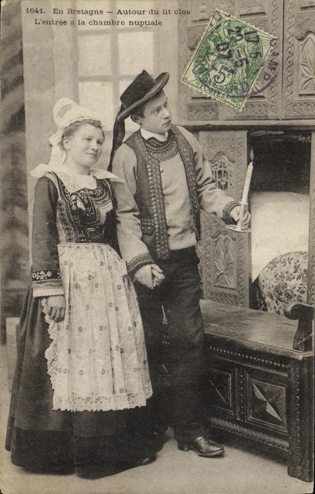 CPA En Bretagne autour du lit clos L entree a la chambre nuptiale Folklore 