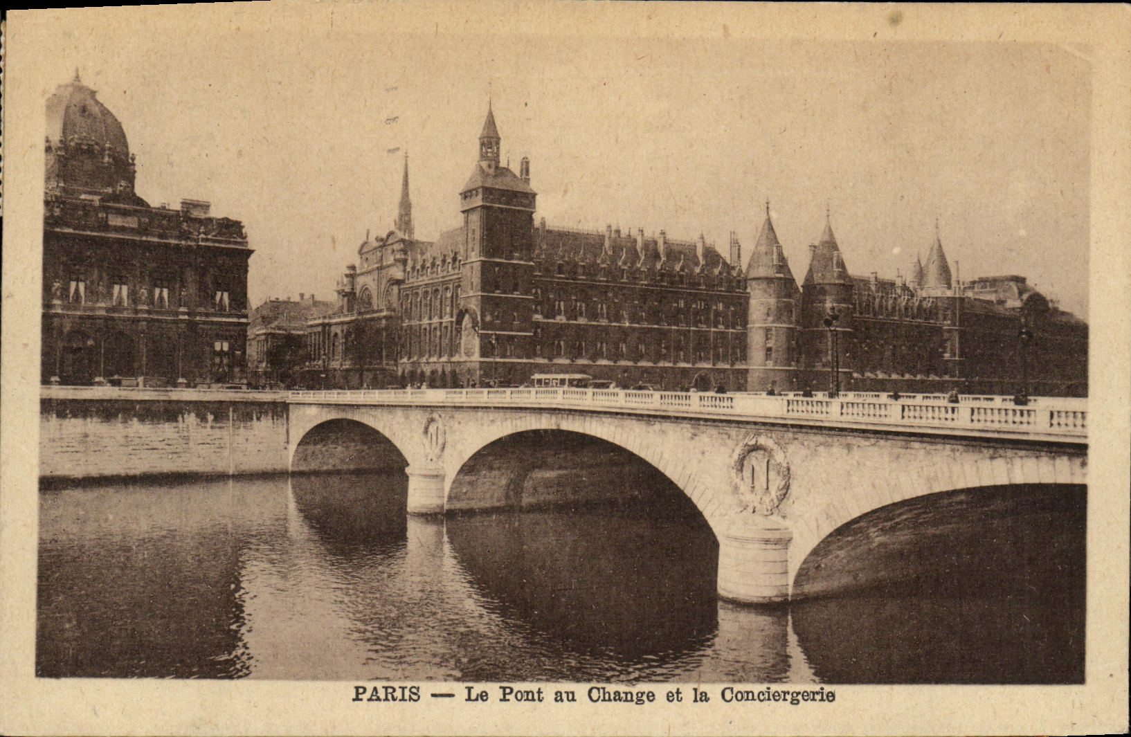 CPA Paris Le Pont au Change et la Conciergerie