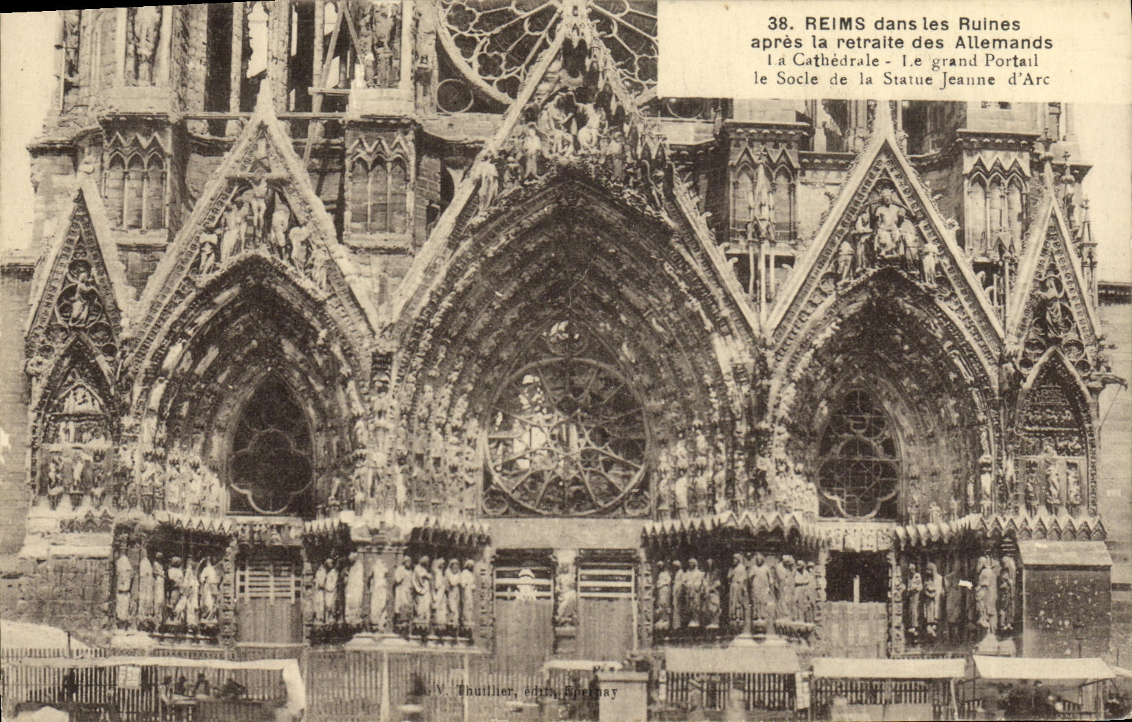 Reims dans les Ruines — La Cathédrale, le grand Portail, le Socle de la Statue Jeanne d'Arc — V. Thuillier, édit., Aprilly