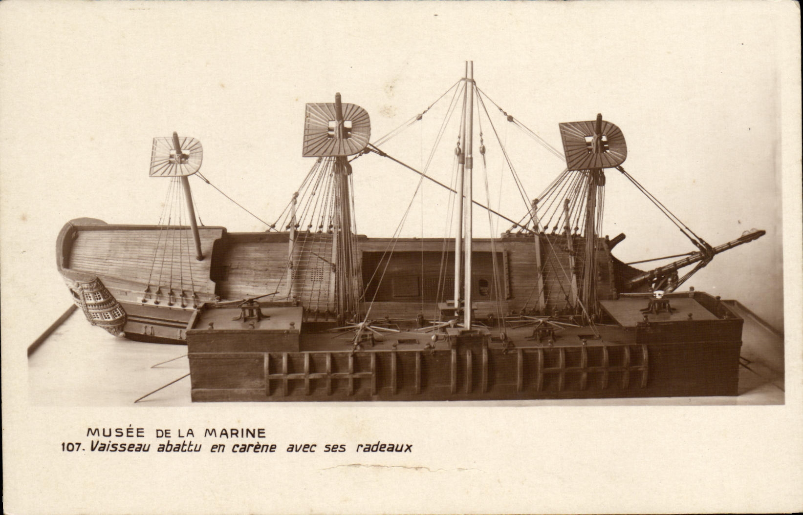 Musée de la Marine — Vaisseau abattu en carène avec ses radeaux — Édition des Musées du Louvre, n°107