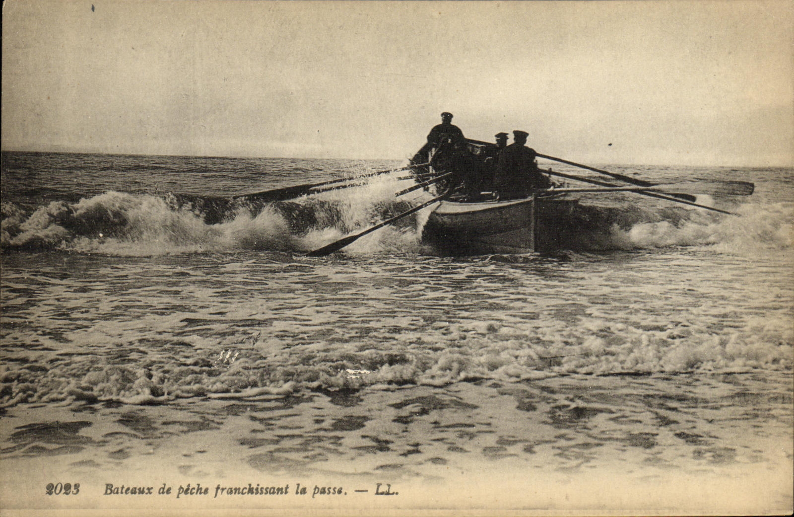 Bateaux de pêche franchissant la passe — LL. — n° 2023