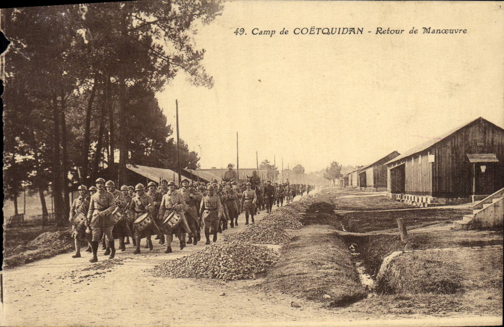 CPA Au Camp de Coetquidan Retour de Manoeuvre Militaria
