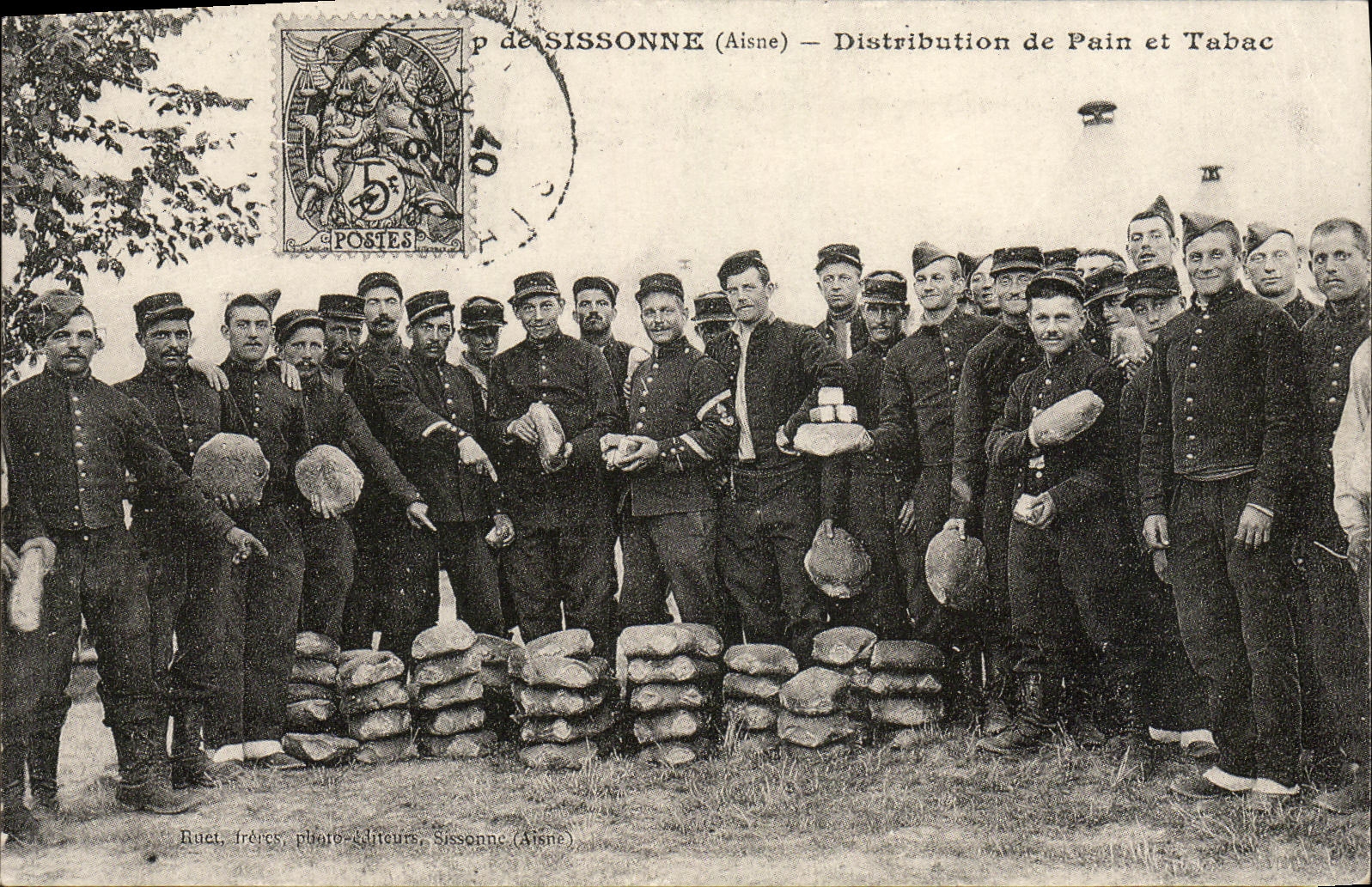 Camp de Sissonne (Aisne) — Distribution de Pain et Tabac — Rueet, Frères, photo-éditeurs, Sissonne (Aisne)