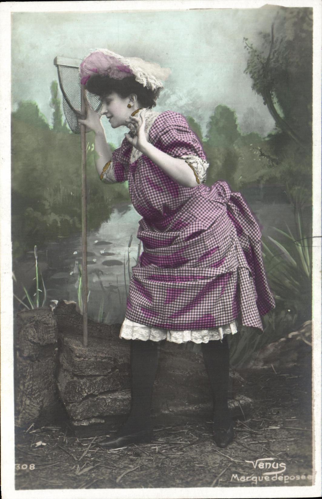 Frau in violettem Karohemd neben einem Teich — Venus, n° 308