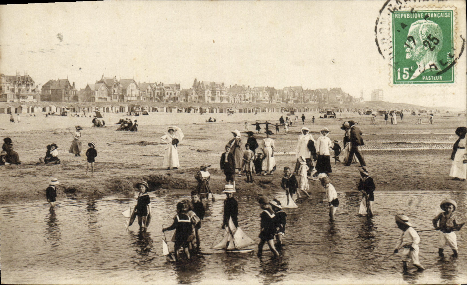 CPA Enfants a la plage 