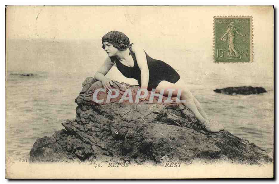 CPA Repos Femme en maillot de bain Baigneuse 