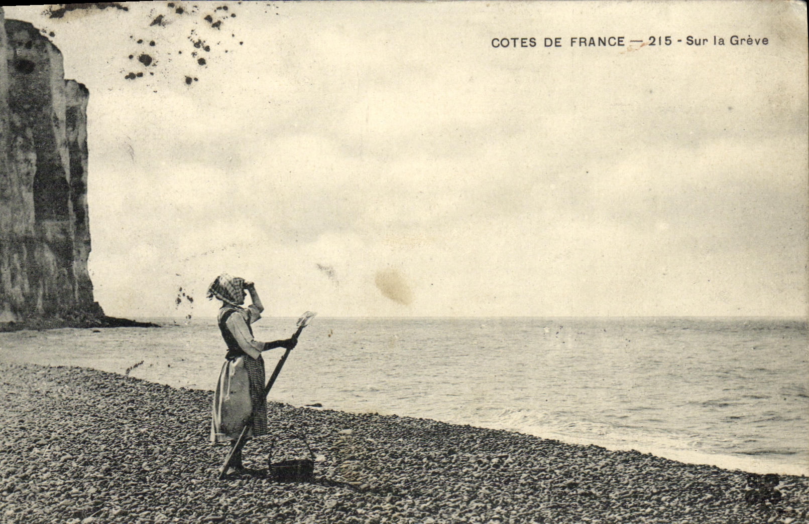 CPA Cotes de France Sur la Greve FEmme peche 