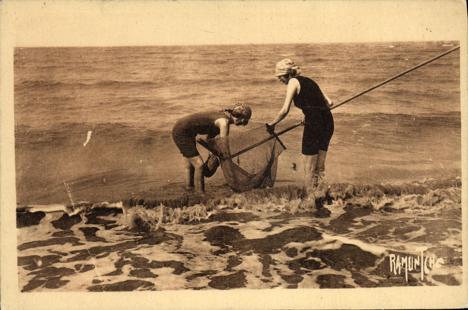 CPA La cote charentaise Baigneuses a la peche aux crevettes 